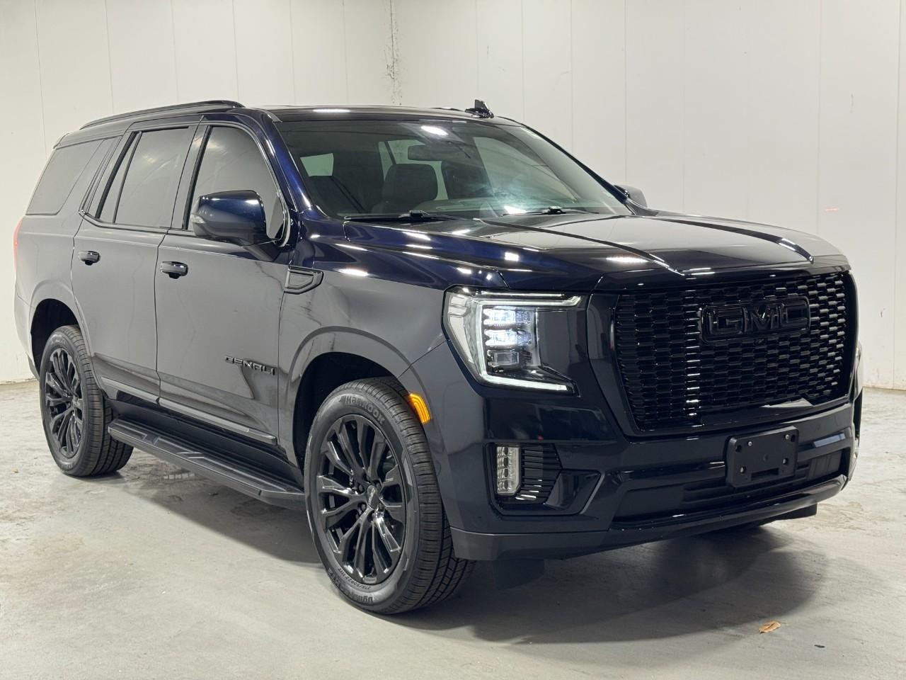 GMC Yukon Vehicle Full-screen Gallery Image 7