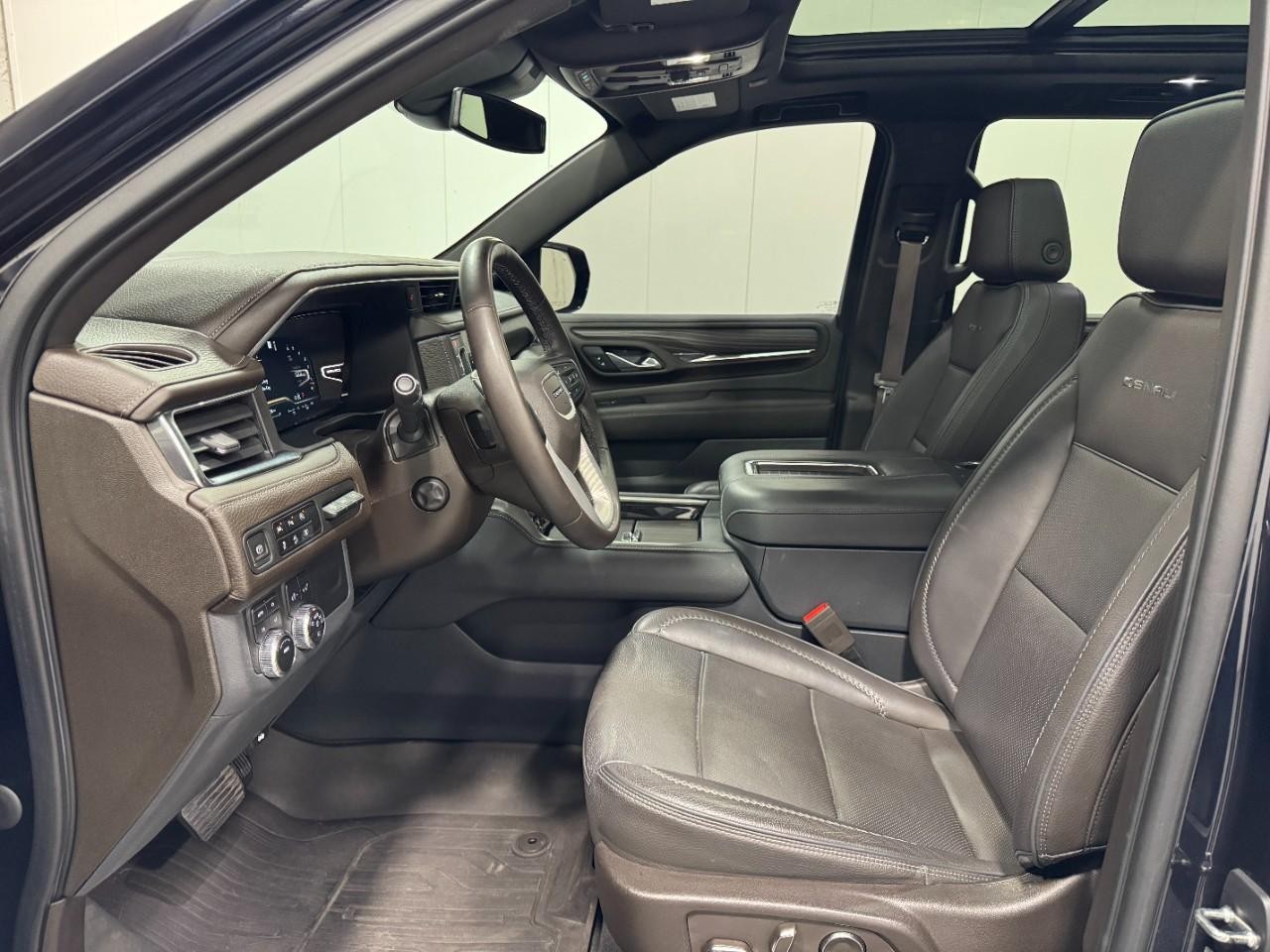 GMC Yukon Vehicle Full-screen Gallery Image 9