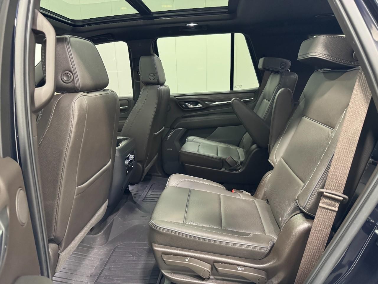 GMC Yukon Vehicle Full-screen Gallery Image 10