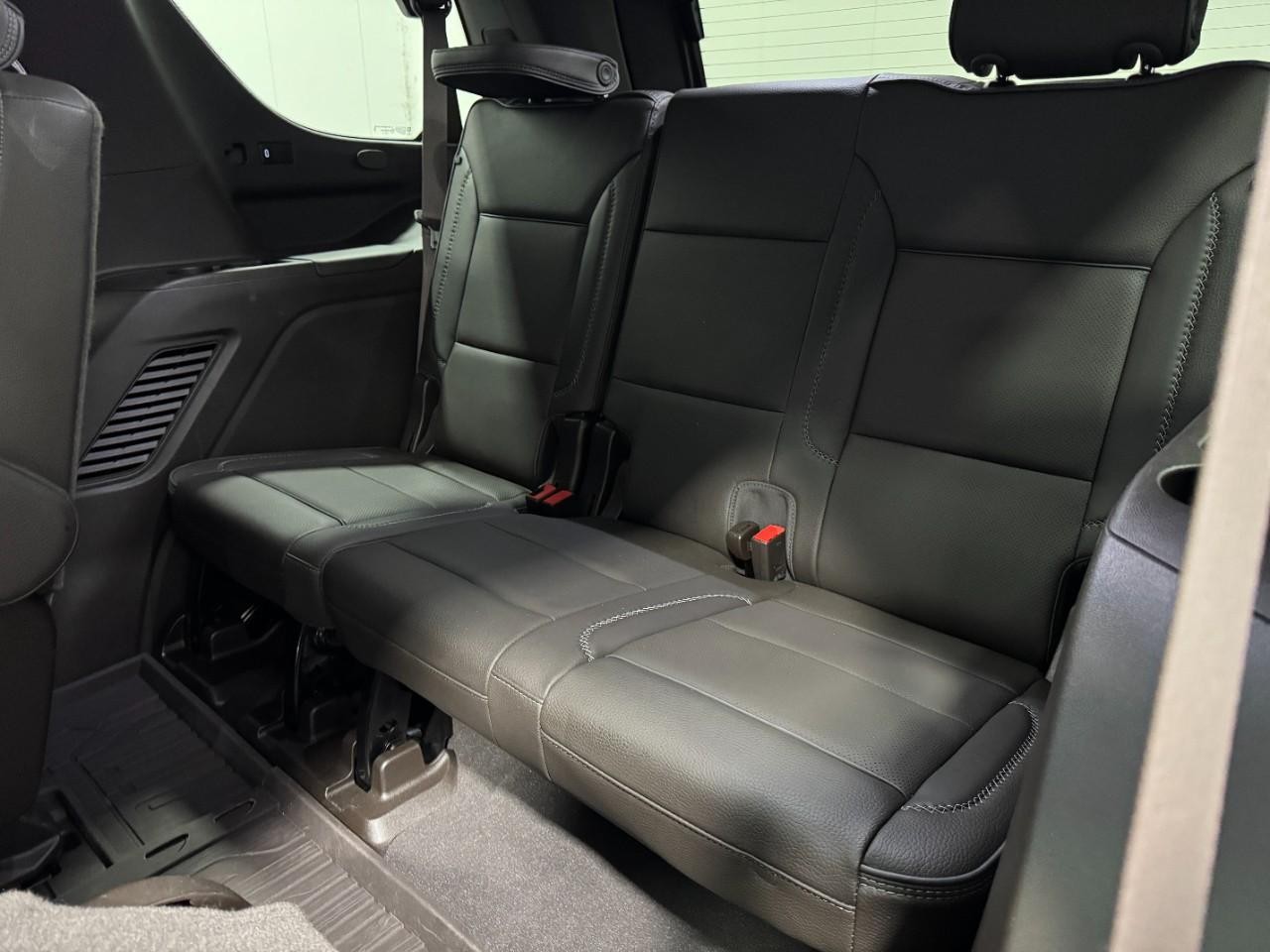 GMC Yukon Vehicle Full-screen Gallery Image 11