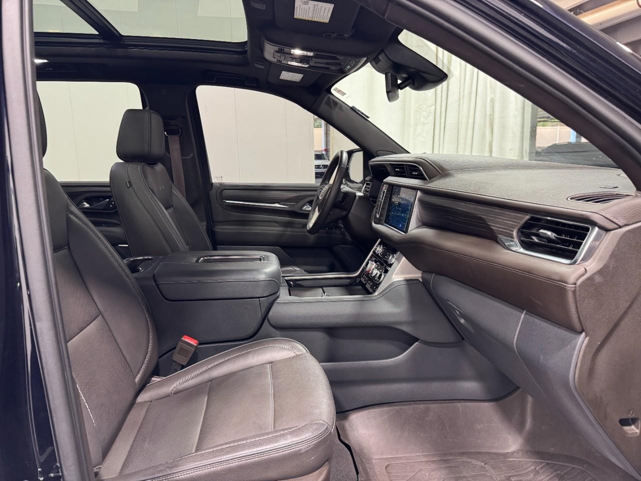 GMC Yukon Vehicle Full-screen Gallery Image 12