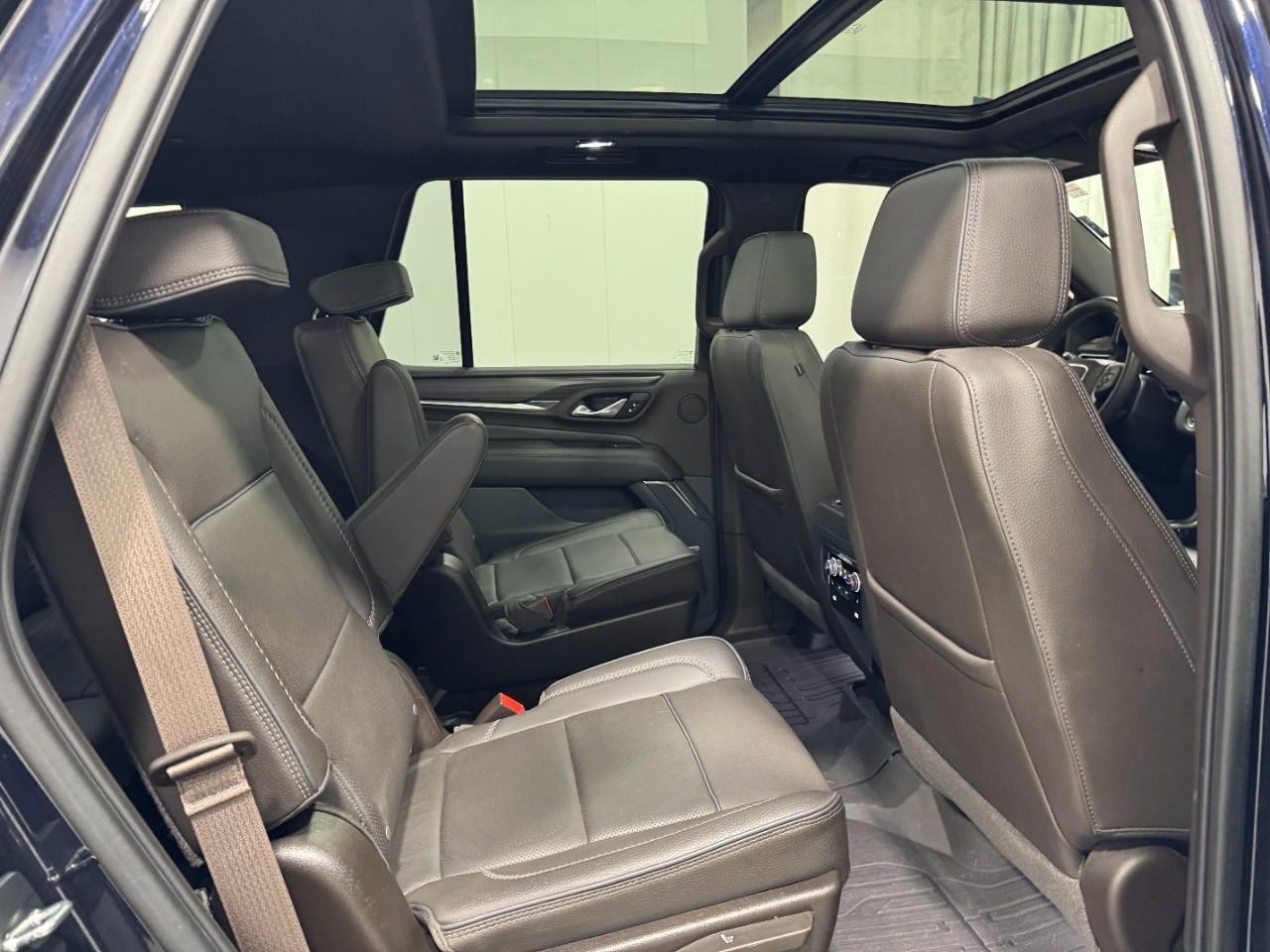 GMC Yukon Vehicle Full-screen Gallery Image 13