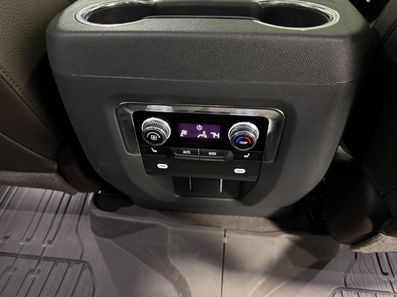 GMC Yukon Vehicle Full-screen Gallery Image 19