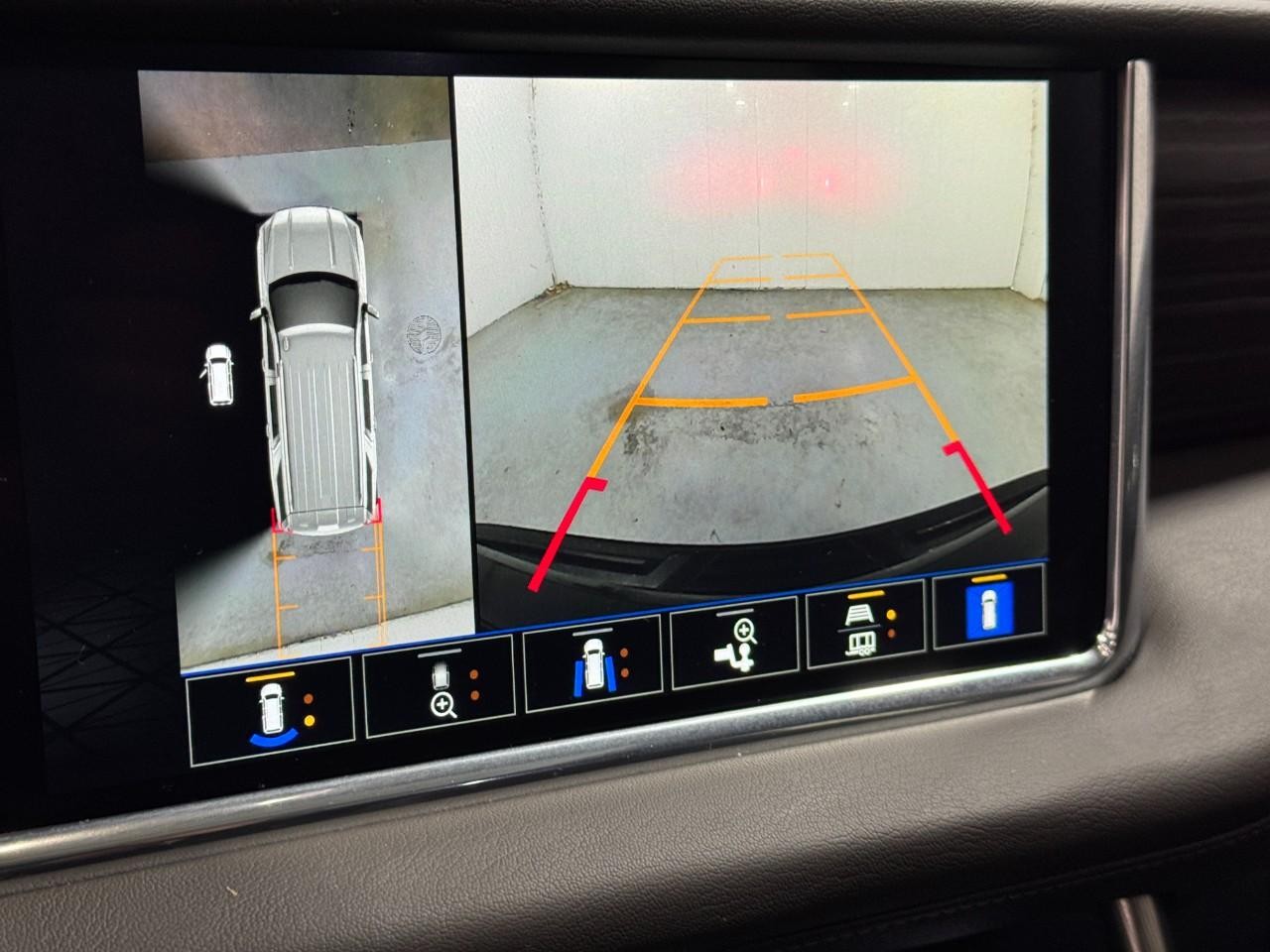 GMC Yukon Vehicle Full-screen Gallery Image 25