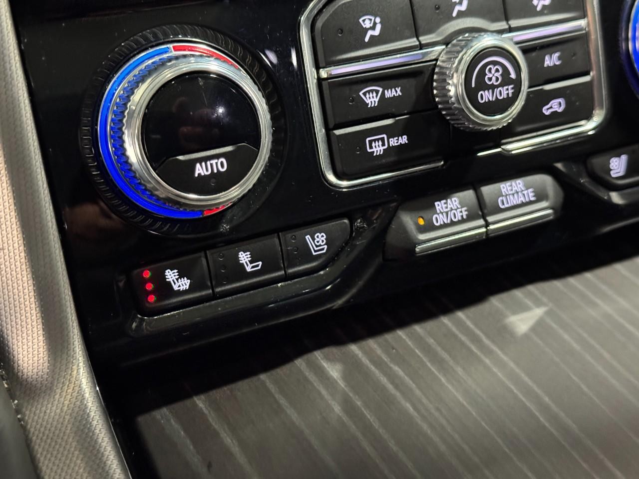 GMC Yukon Vehicle Full-screen Gallery Image 26