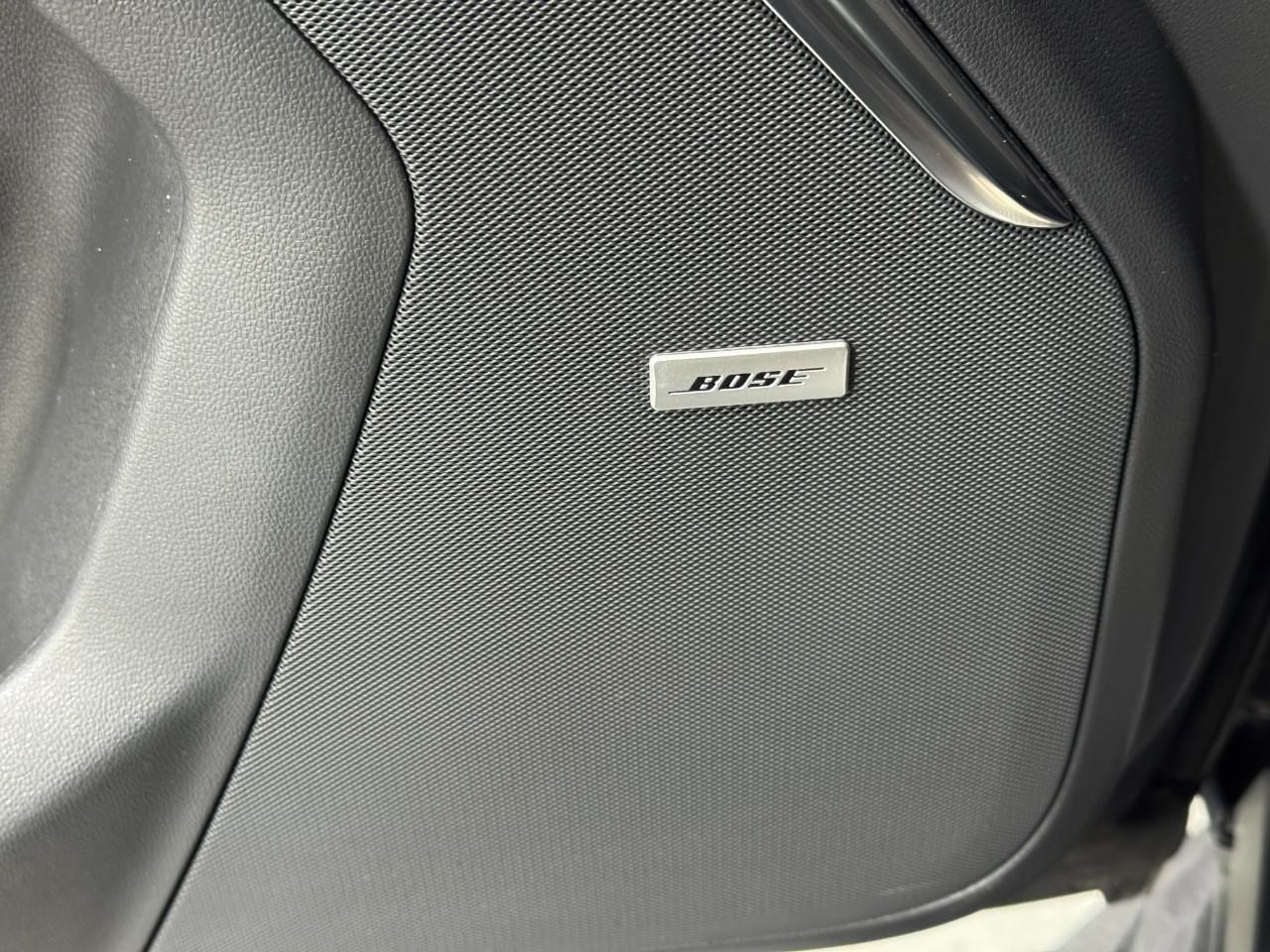 GMC Yukon Vehicle Full-screen Gallery Image 29