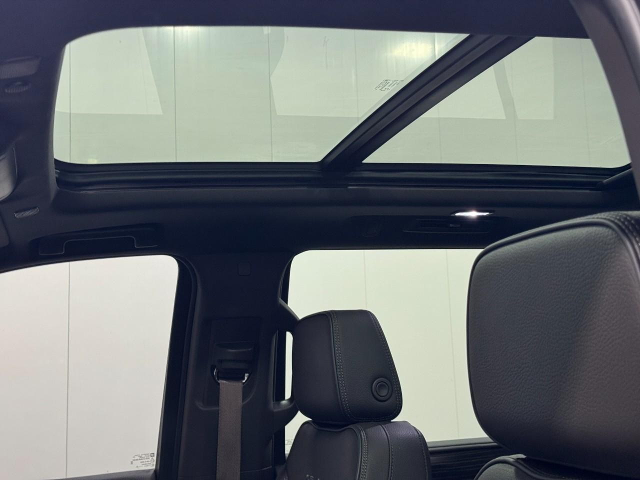 GMC Yukon Vehicle Full-screen Gallery Image 30