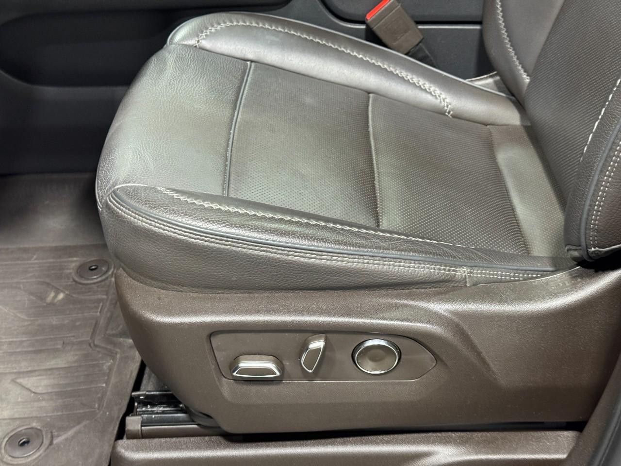 GMC Yukon Vehicle Full-screen Gallery Image 32