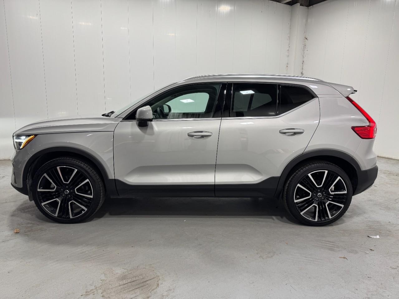 Volvo XC40 Vehicle Full-screen Gallery Image 2
