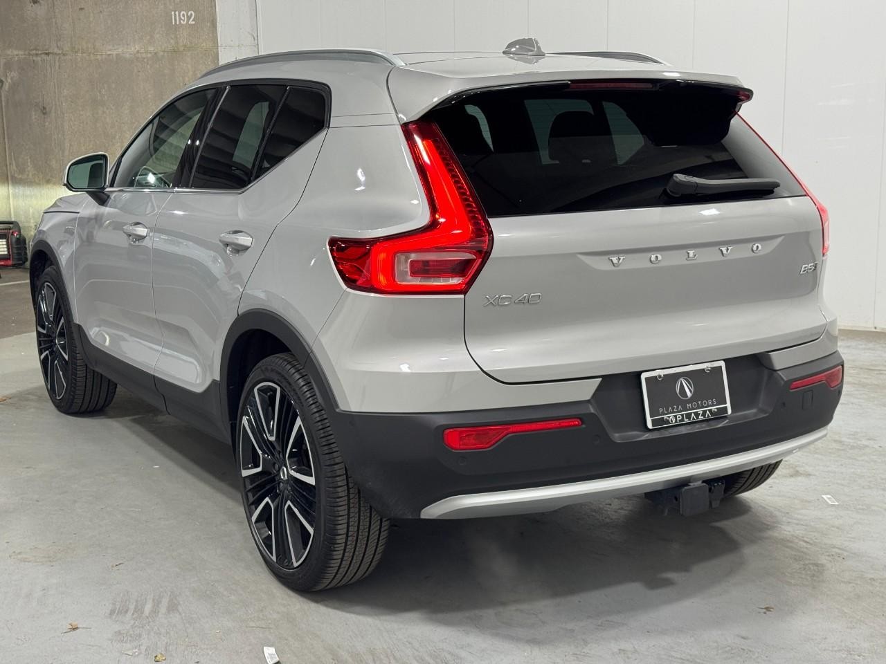Volvo XC40 Vehicle Full-screen Gallery Image 3