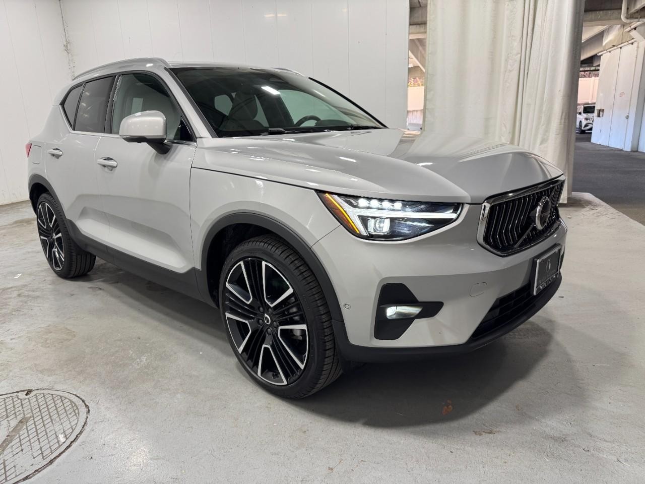 Volvo XC40 Vehicle Full-screen Gallery Image 7