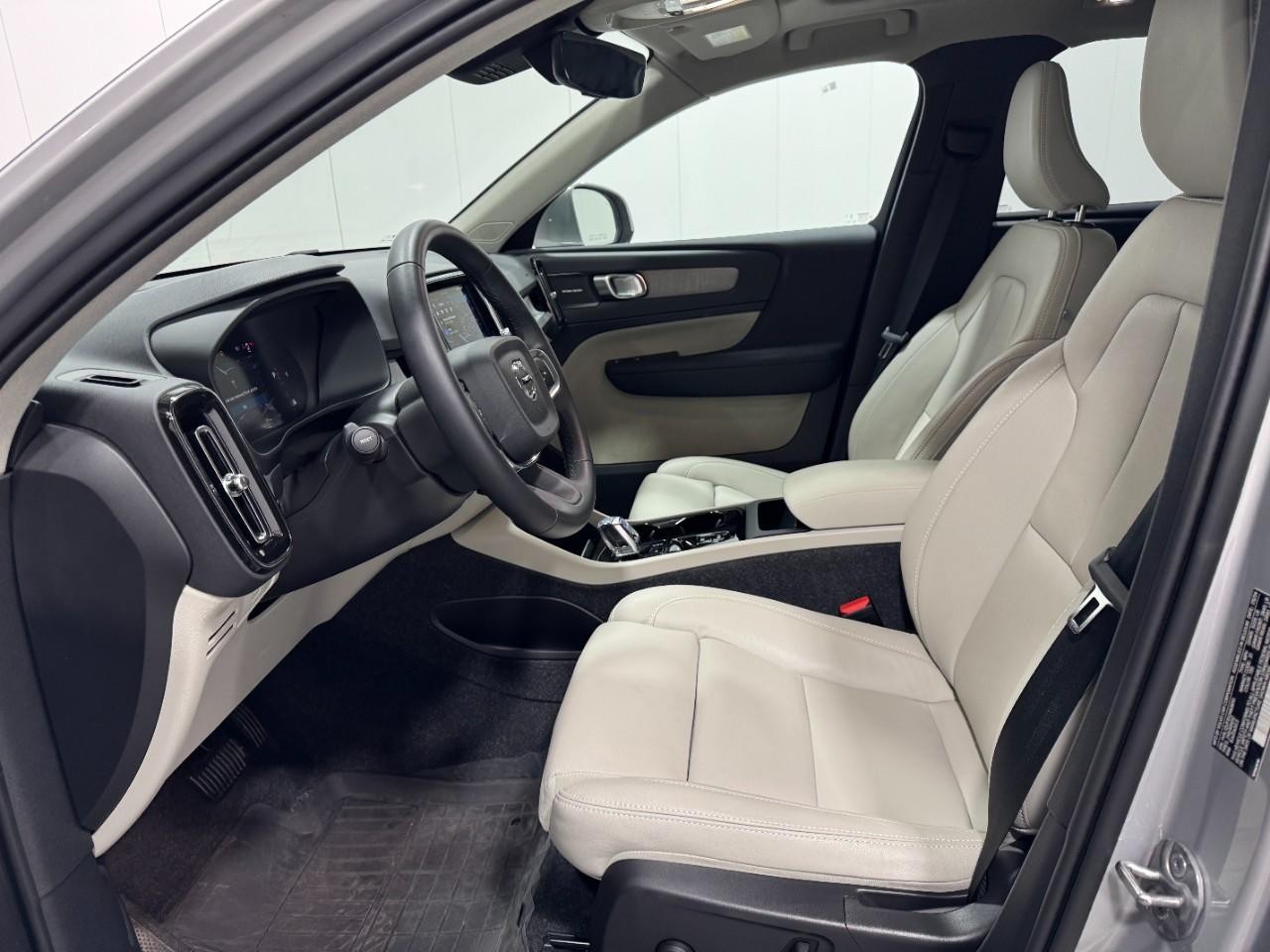 Volvo XC40 Vehicle Full-screen Gallery Image 9