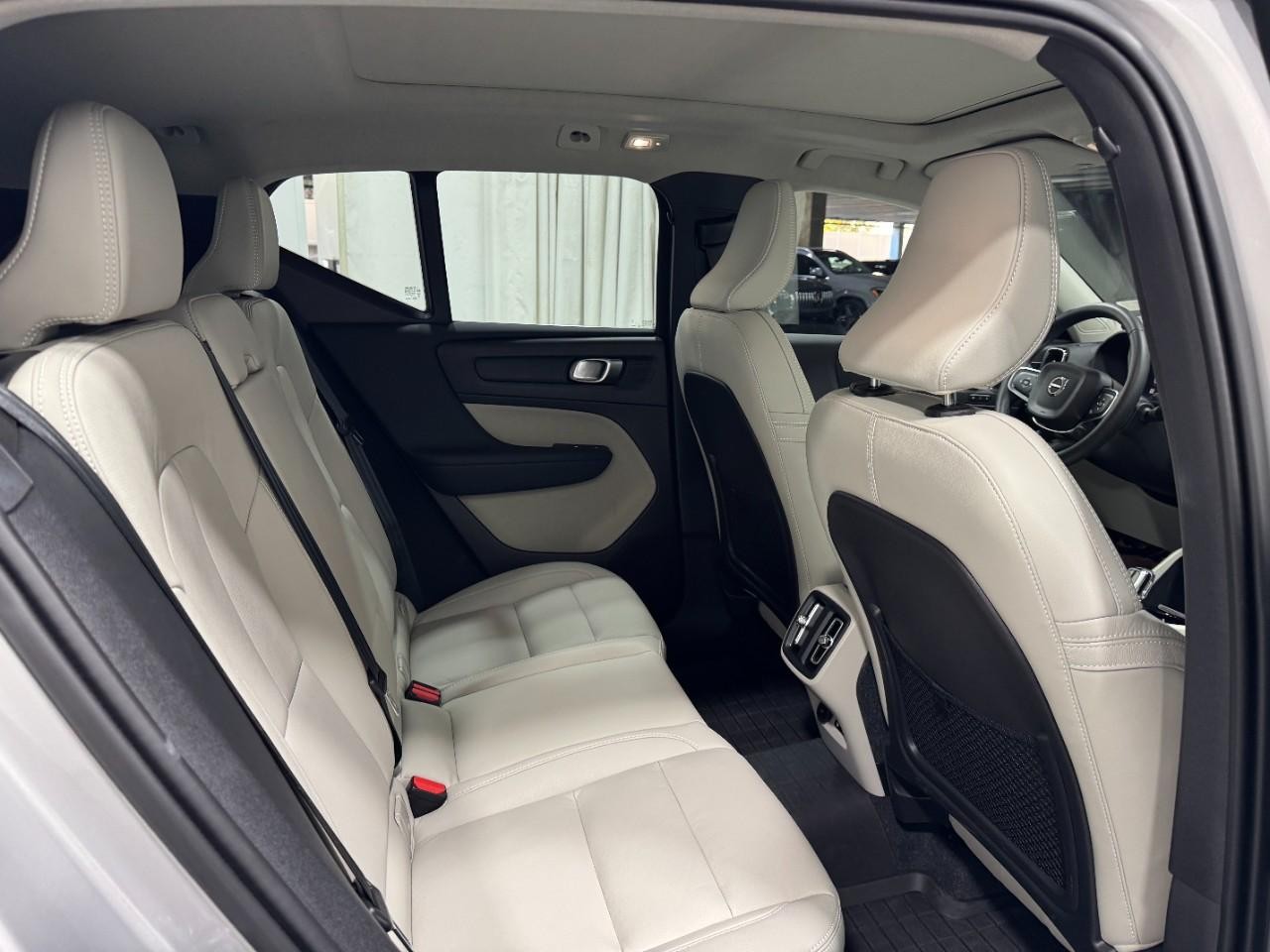 Volvo XC40 Vehicle Full-screen Gallery Image 12