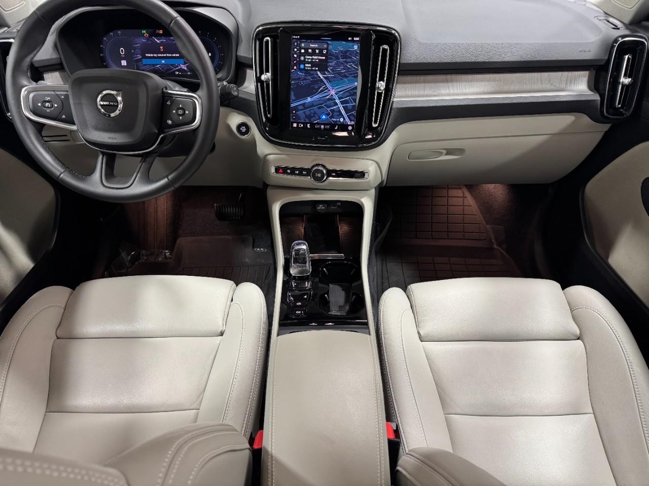 Volvo XC40 Vehicle Full-screen Gallery Image 13
