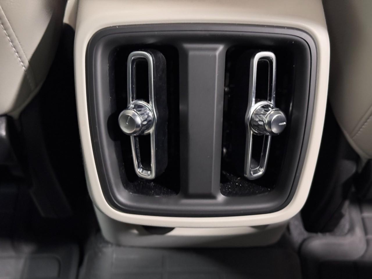 Volvo XC40 Vehicle Full-screen Gallery Image 18