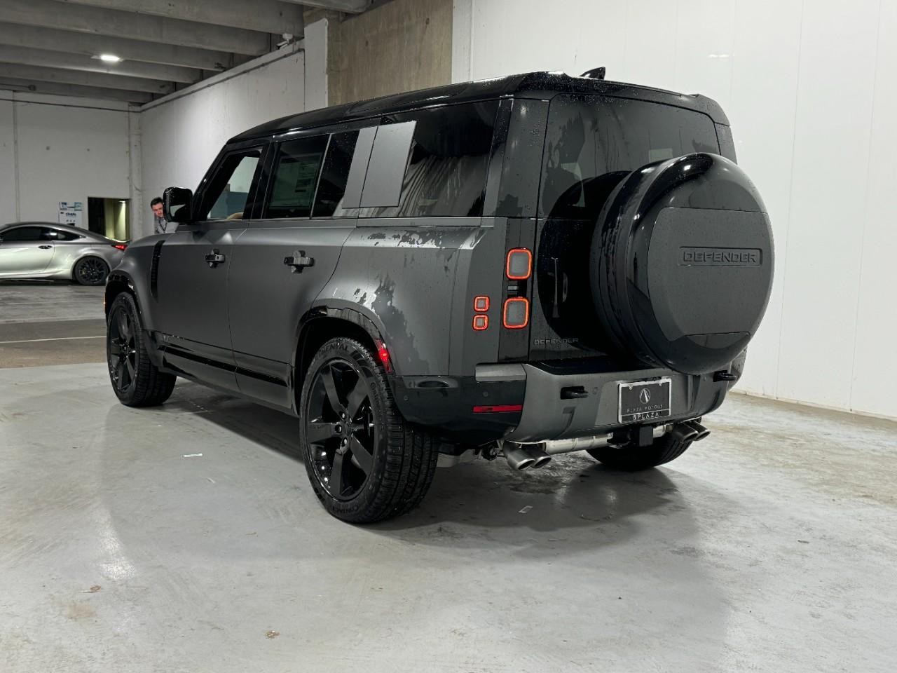 Land Rover Defender Vehicle Full-screen Gallery Image 3