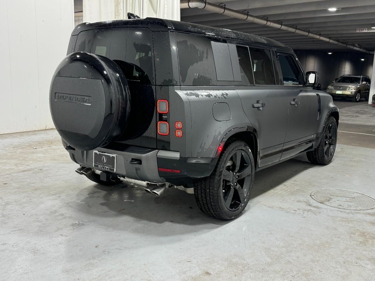 Land Rover Defender Vehicle Full-screen Gallery Image 4