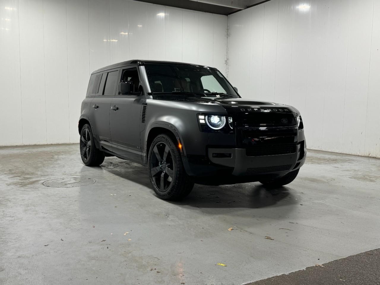 Land Rover Defender Vehicle Full-screen Gallery Image 6