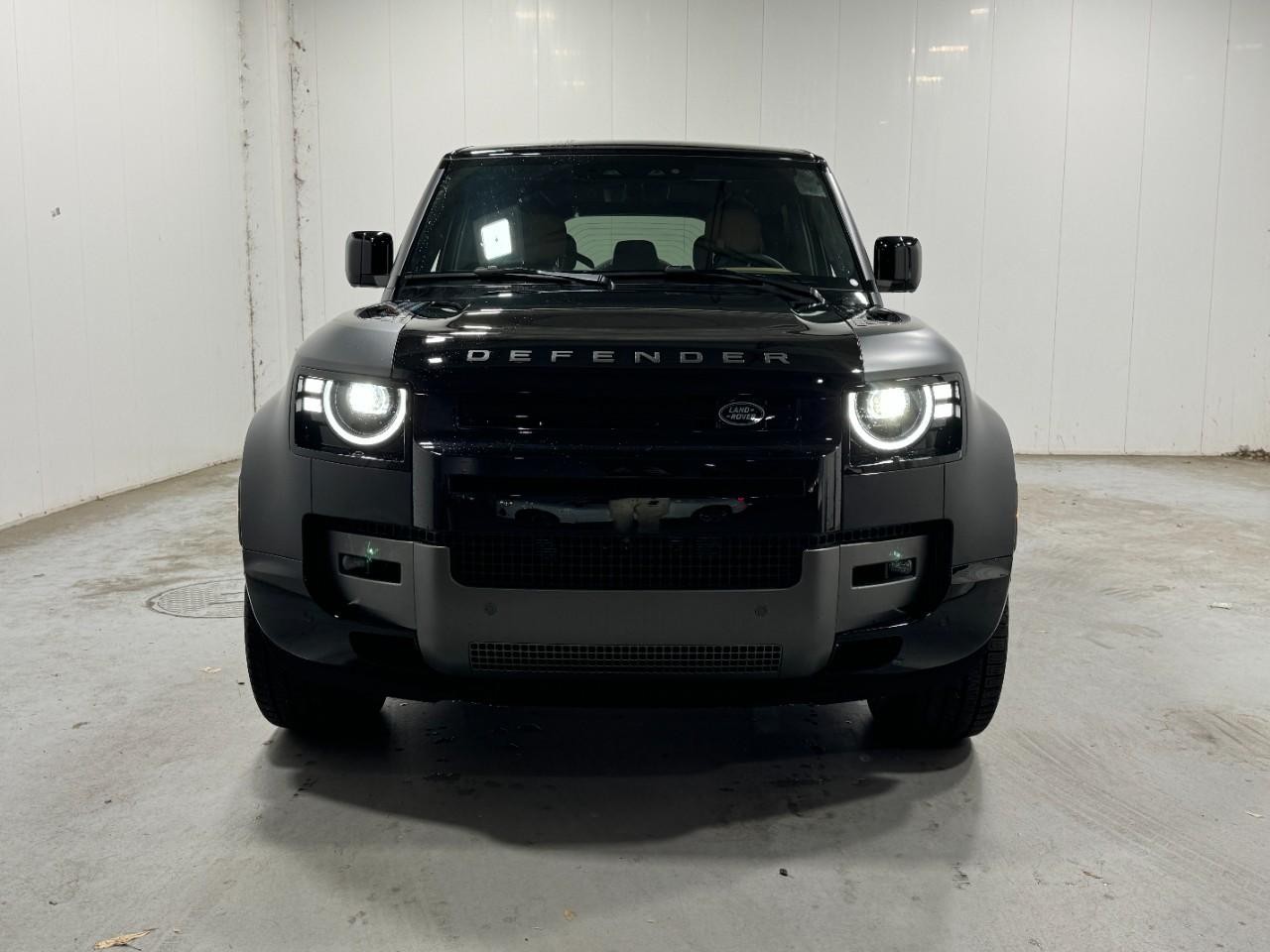 Land Rover Defender Vehicle Full-screen Gallery Image 7