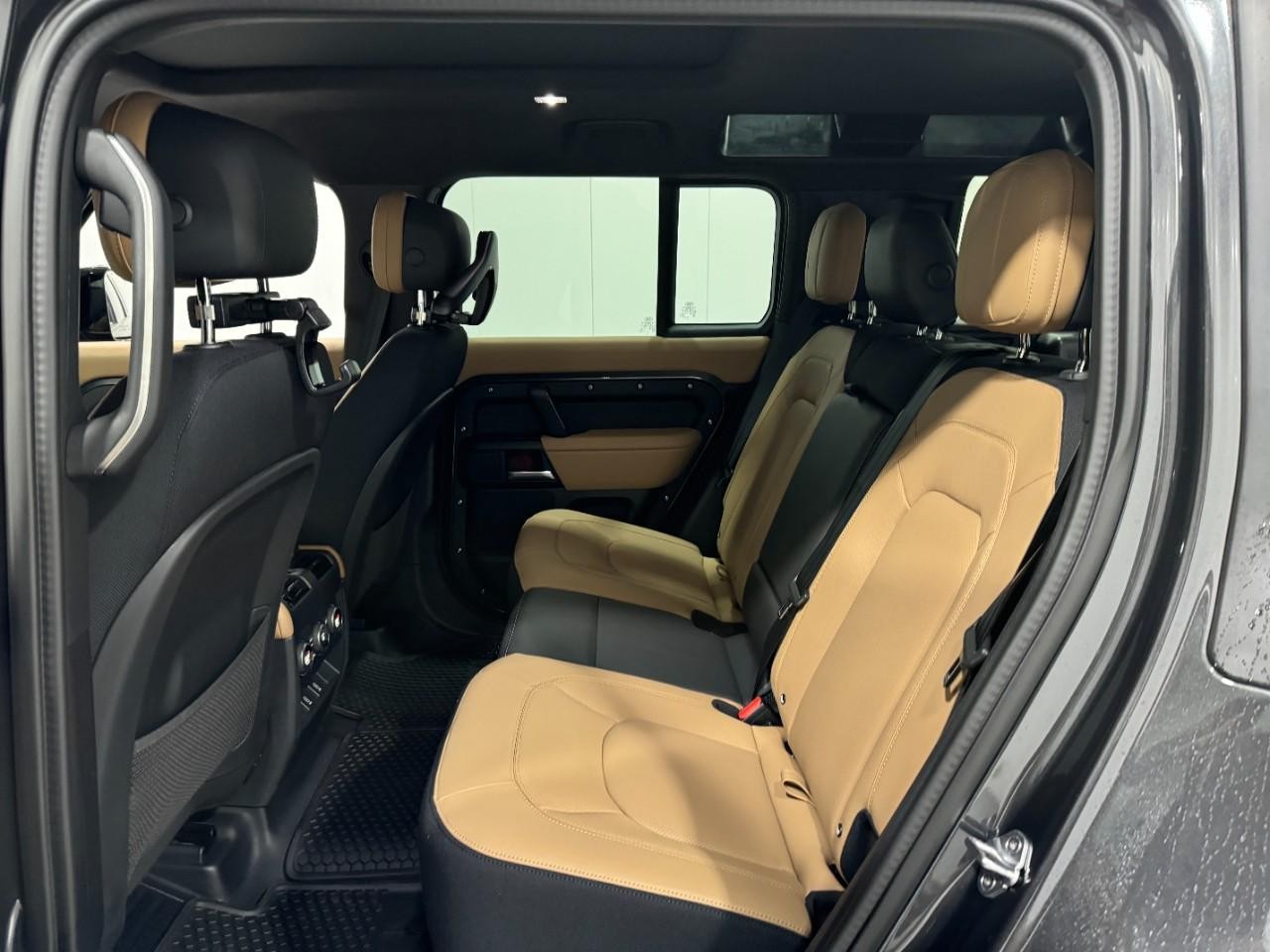 Land Rover Defender Vehicle Full-screen Gallery Image 8