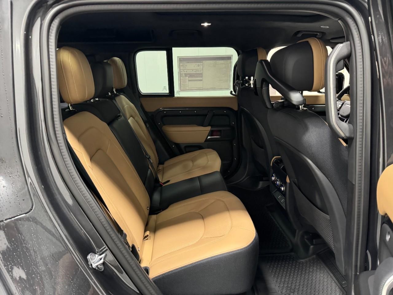 Land Rover Defender Vehicle Full-screen Gallery Image 10