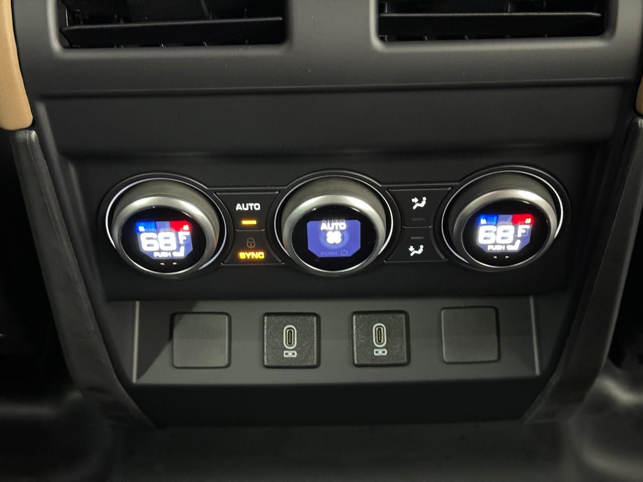 Land Rover Defender Vehicle Full-screen Gallery Image 11