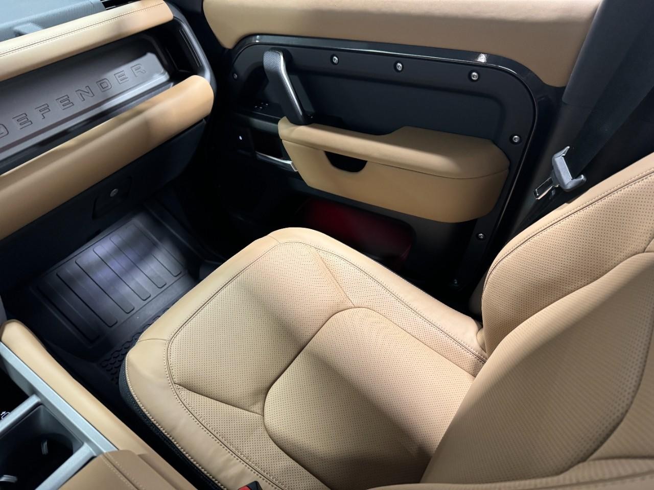 Land Rover Defender Vehicle Full-screen Gallery Image 18