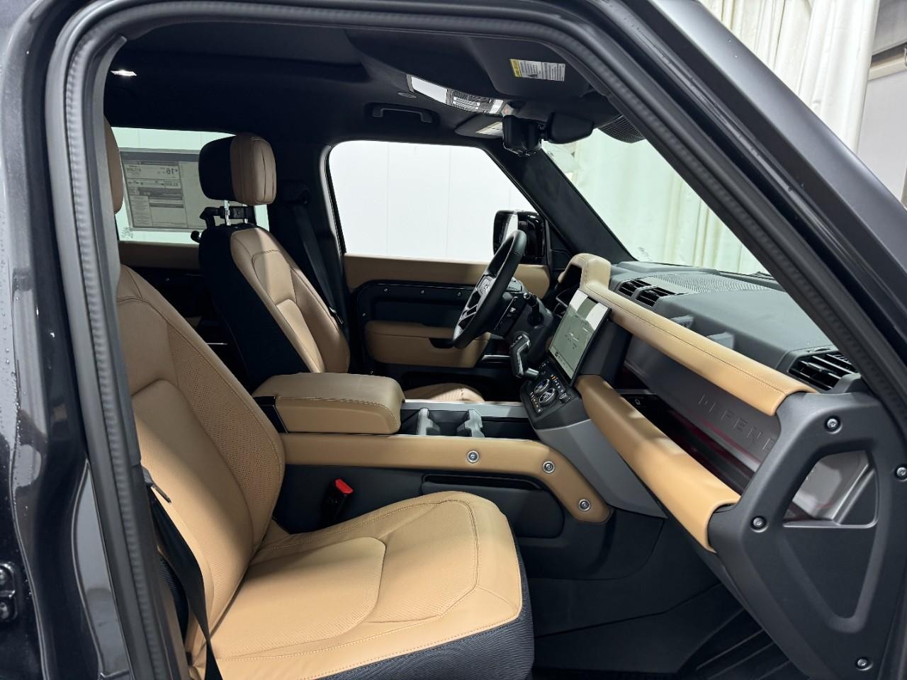 Land Rover Defender Vehicle Full-screen Gallery Image 19