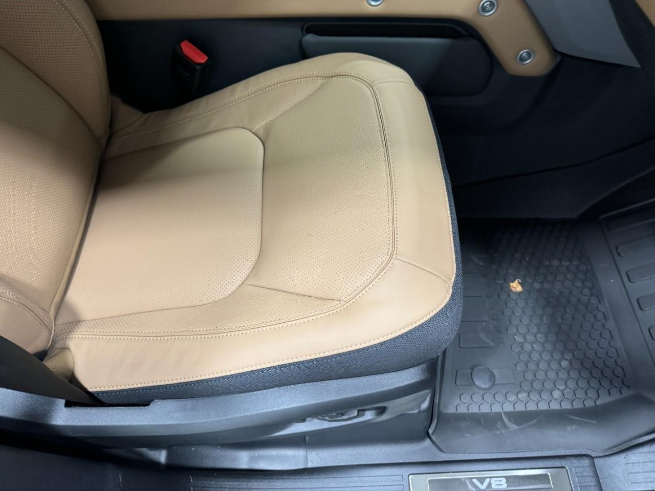 Land Rover Defender Vehicle Full-screen Gallery Image 20