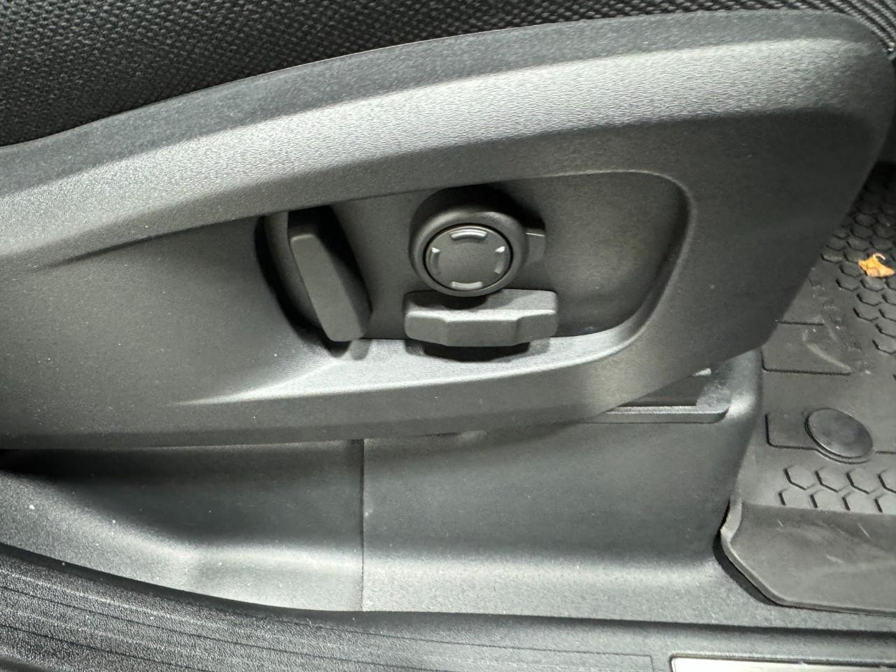 Land Rover Defender Vehicle Full-screen Gallery Image 21