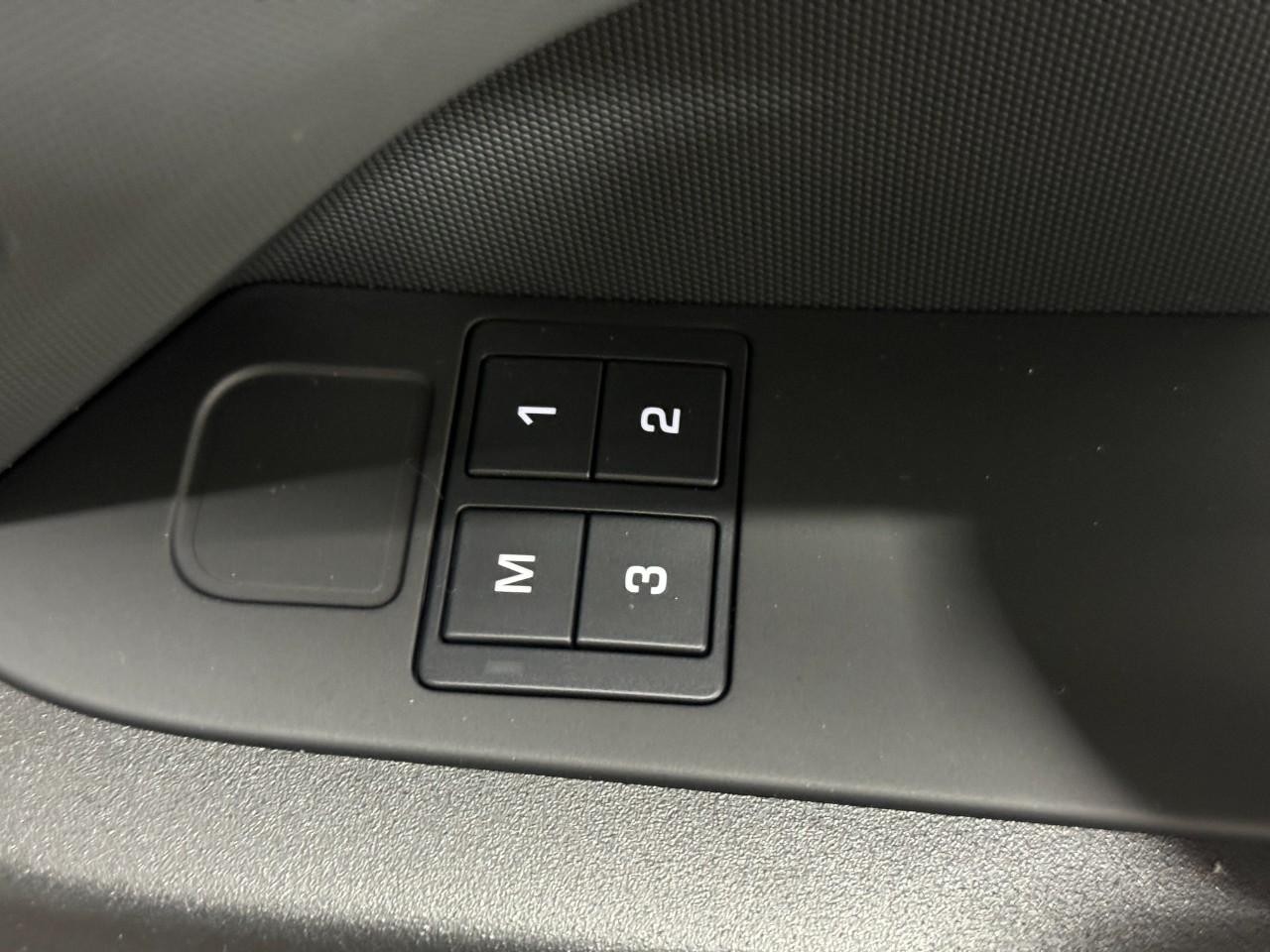 Land Rover Defender Vehicle Full-screen Gallery Image 22