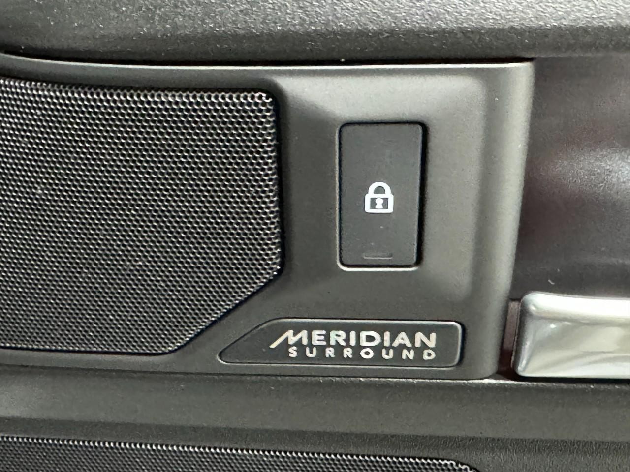 Land Rover Defender Vehicle Full-screen Gallery Image 23