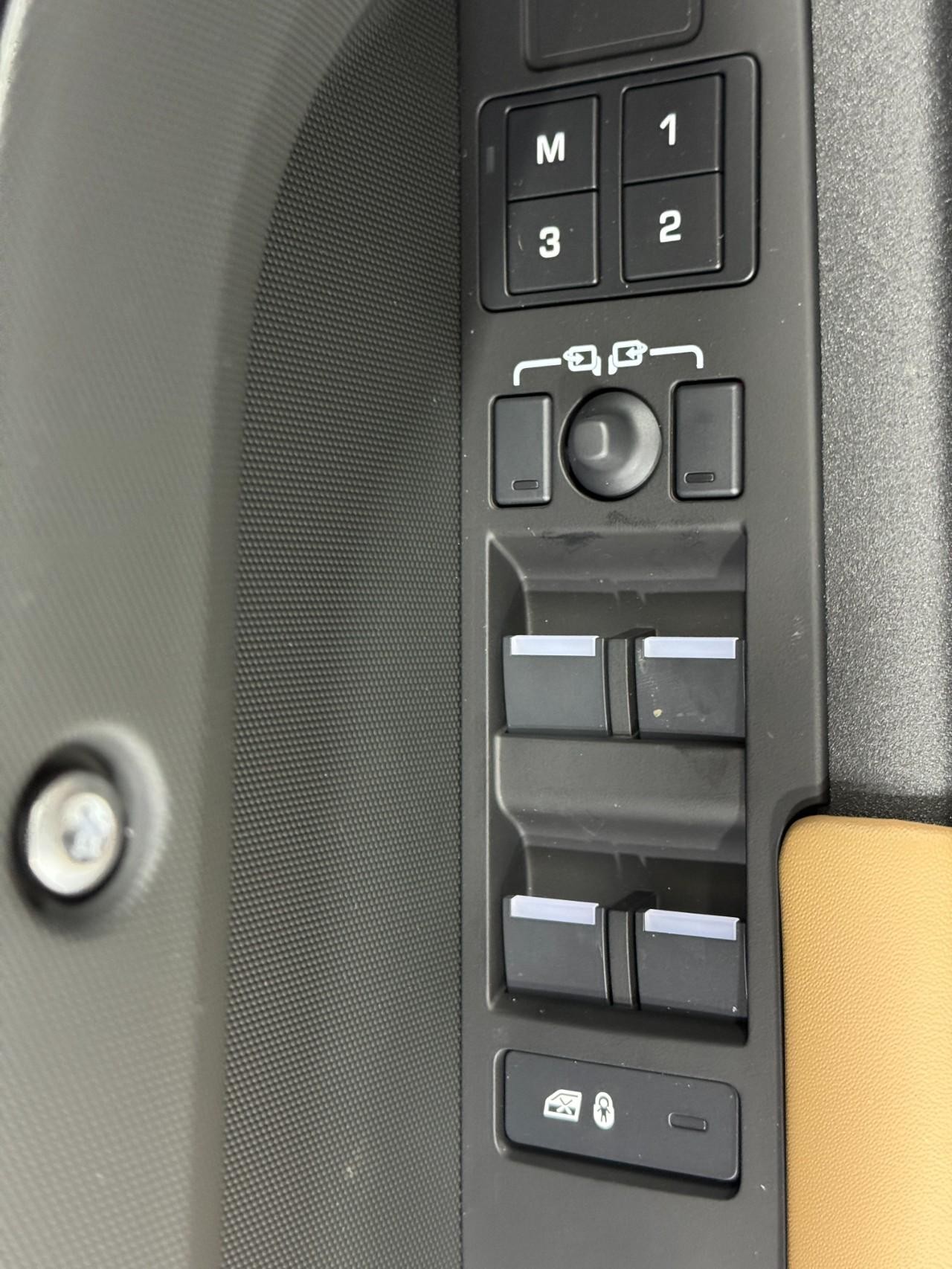 Land Rover Defender Vehicle Full-screen Gallery Image 24