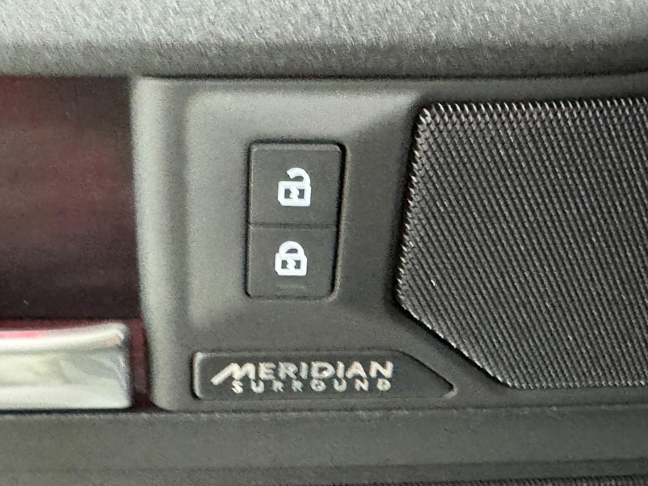 Land Rover Defender Vehicle Full-screen Gallery Image 25