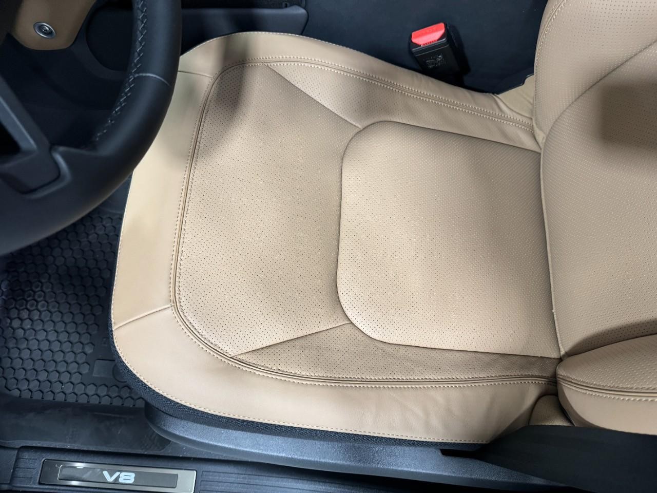 Land Rover Defender Vehicle Full-screen Gallery Image 27