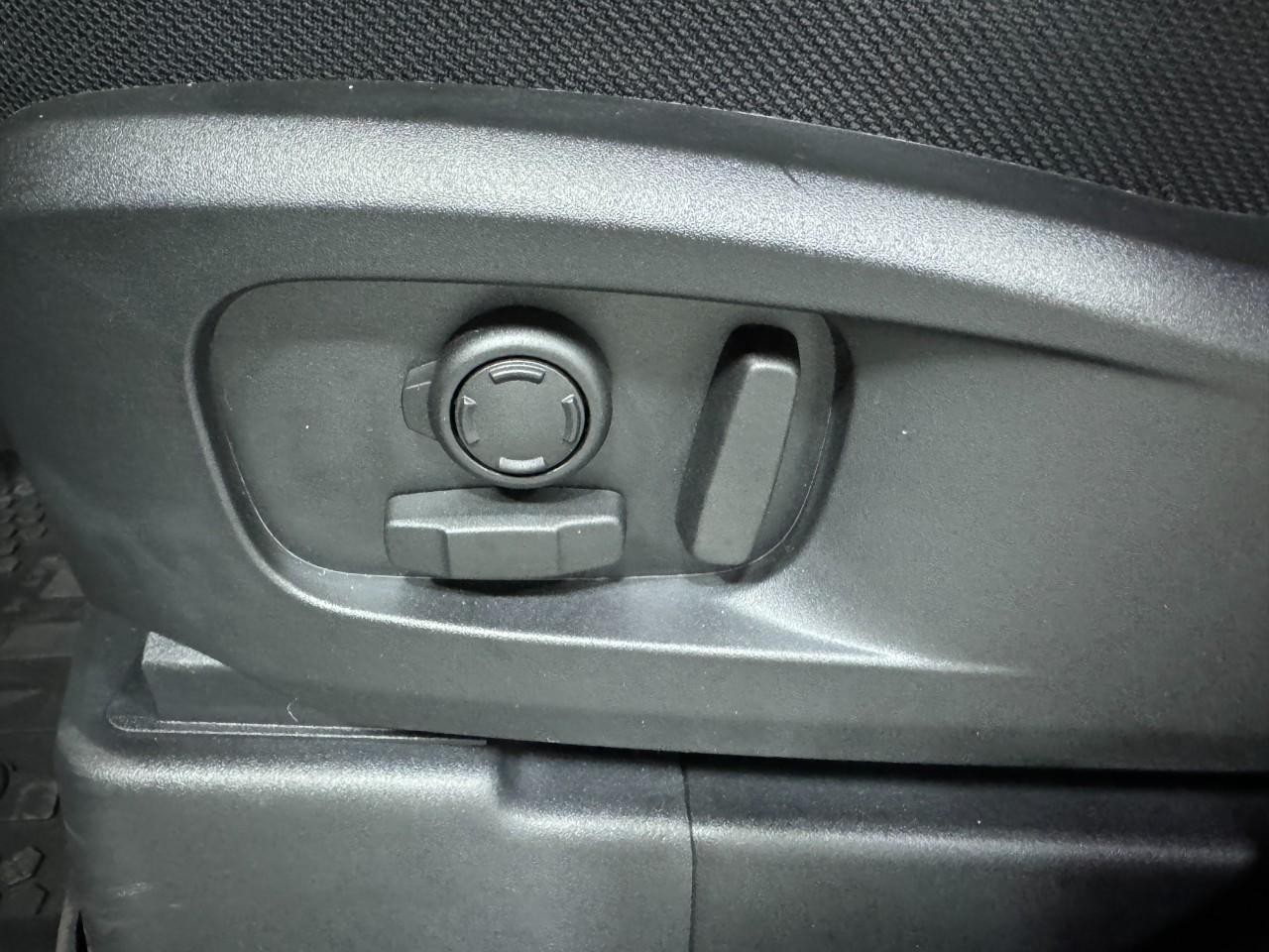 Land Rover Defender Vehicle Full-screen Gallery Image 28