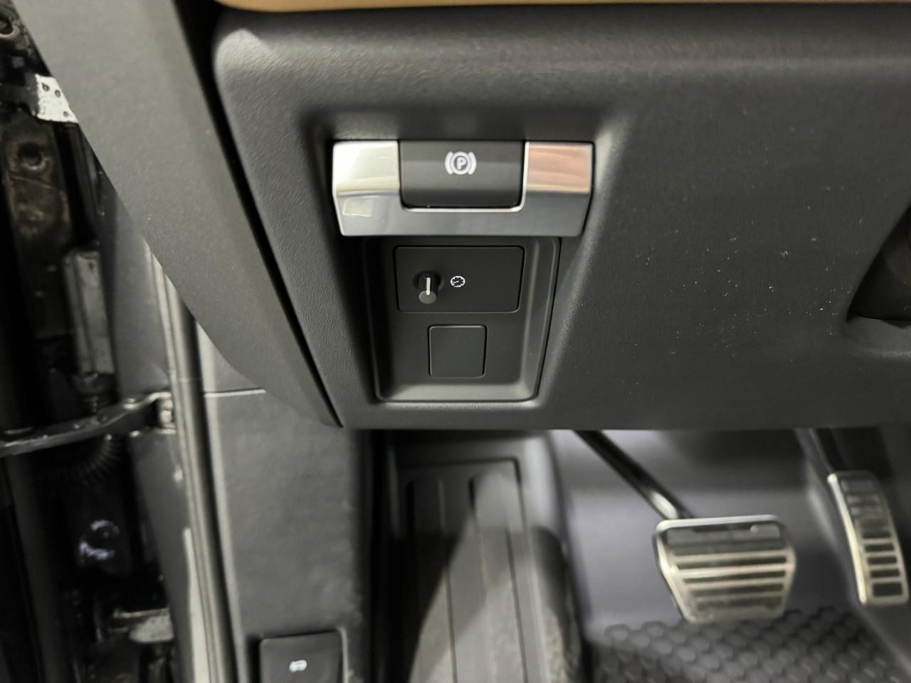 Land Rover Defender Vehicle Full-screen Gallery Image 29