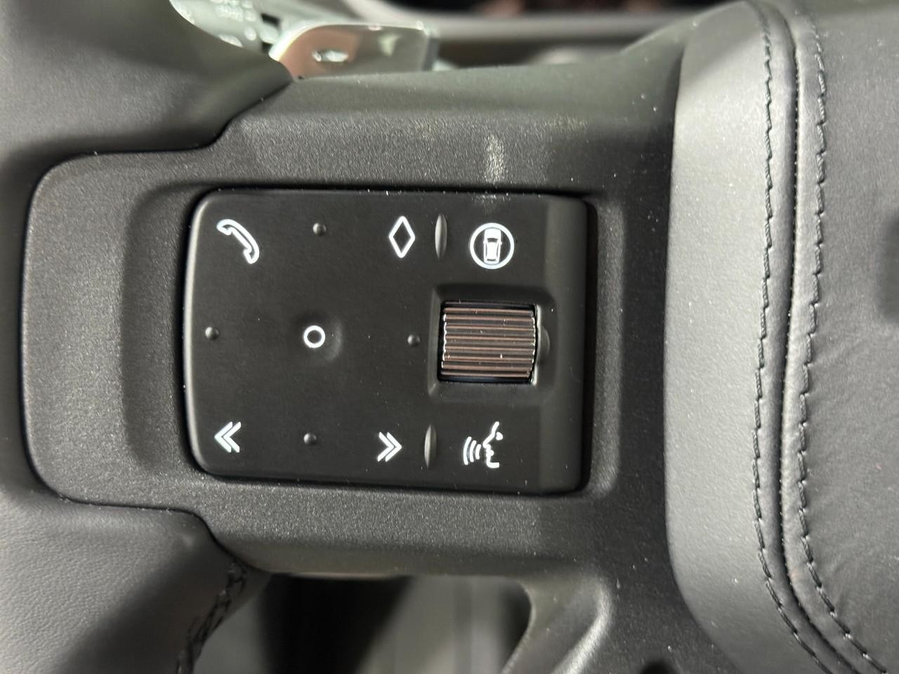 Land Rover Defender Vehicle Full-screen Gallery Image 30