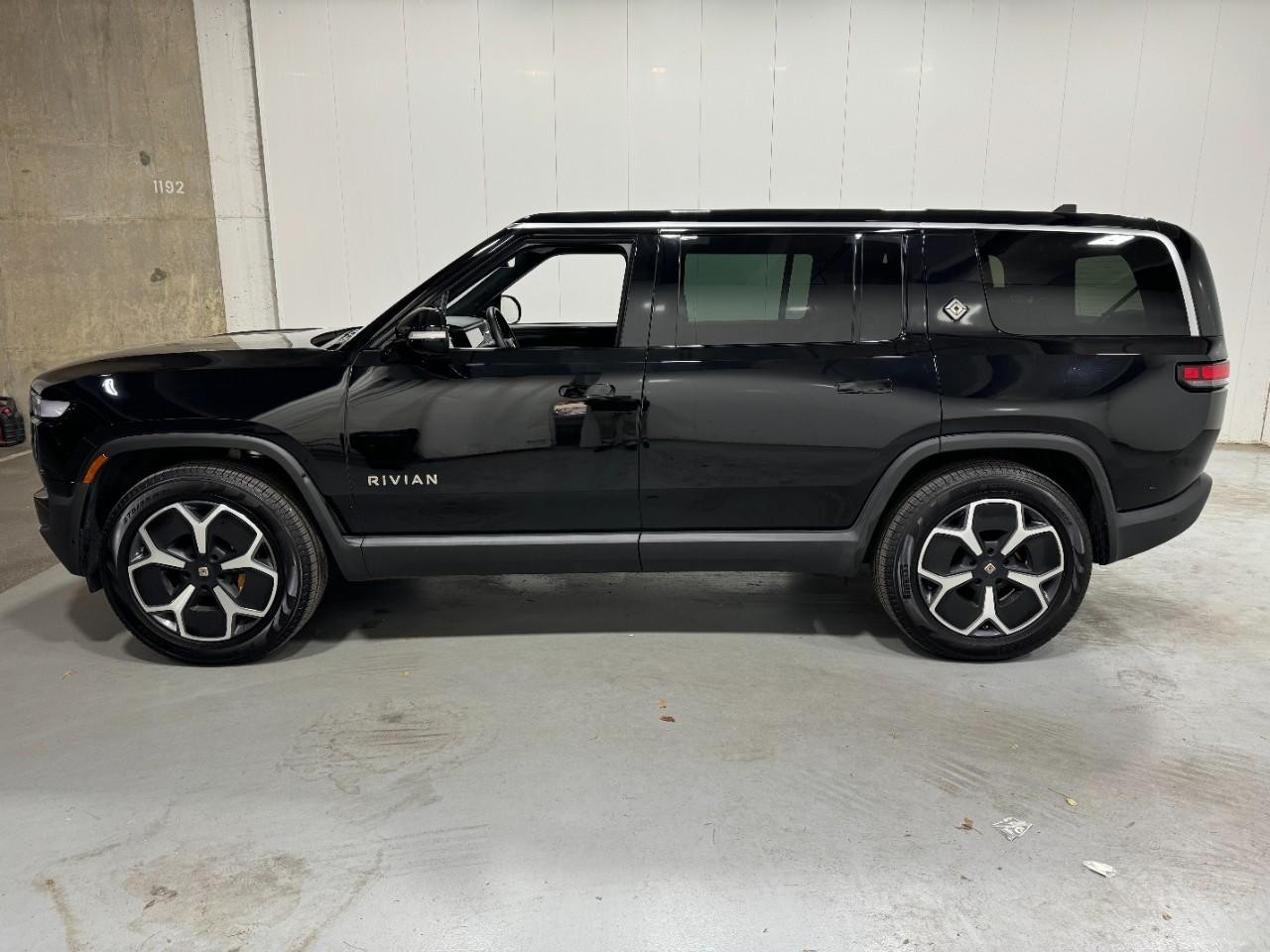 Rivian R1S Vehicle Full-screen Gallery Image 2