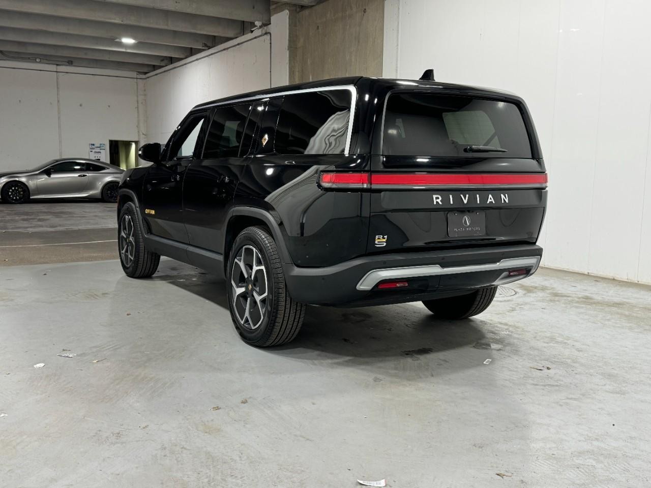 Rivian R1S Vehicle Full-screen Gallery Image 3