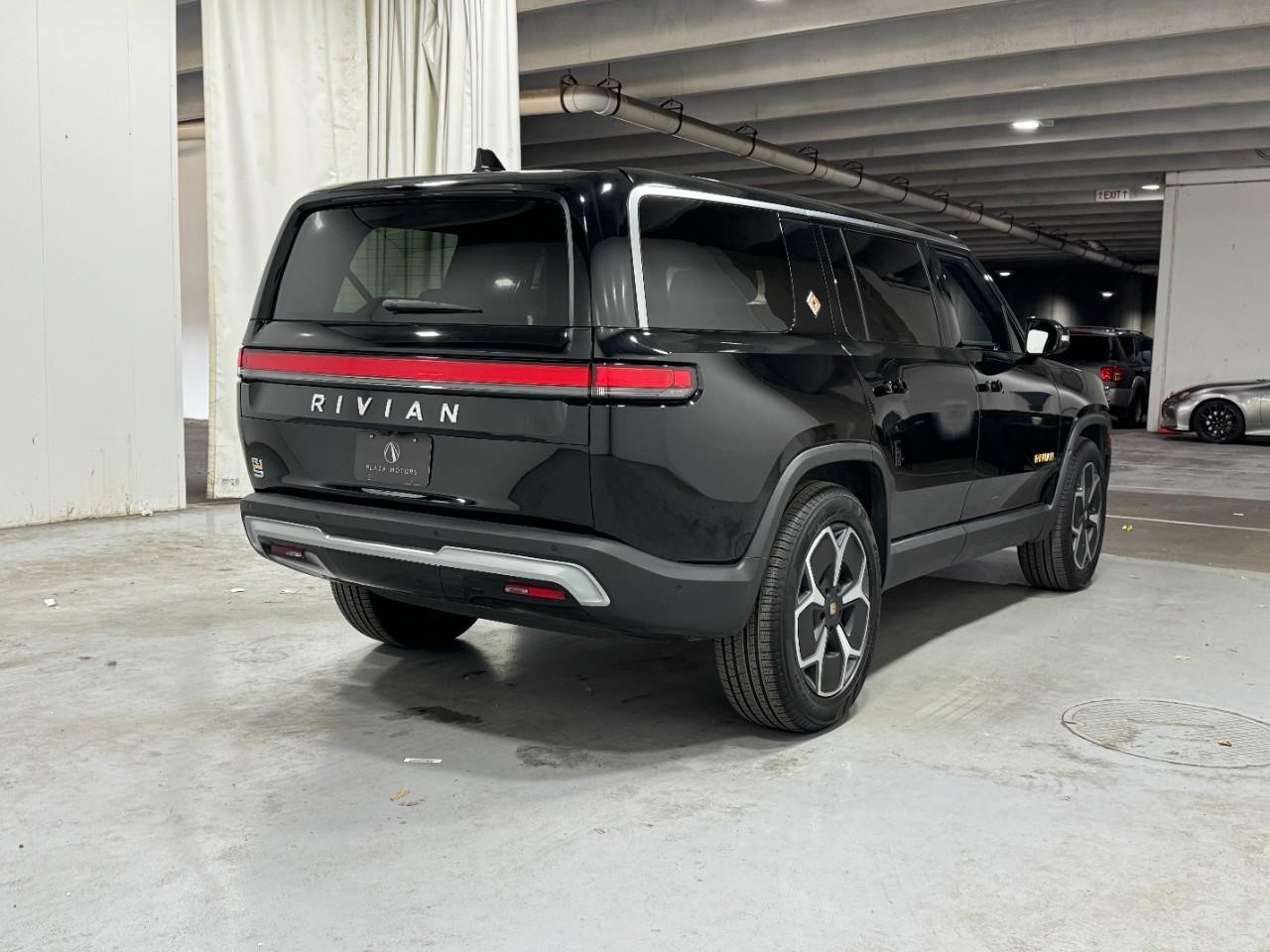 Rivian R1S Vehicle Full-screen Gallery Image 4