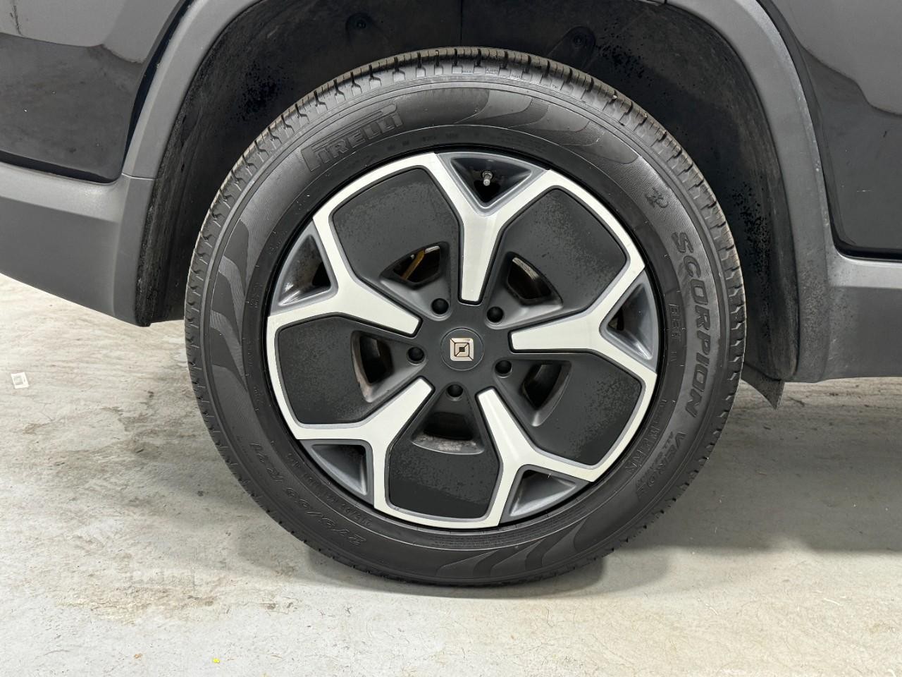 Rivian R1S Vehicle Full-screen Gallery Image 5