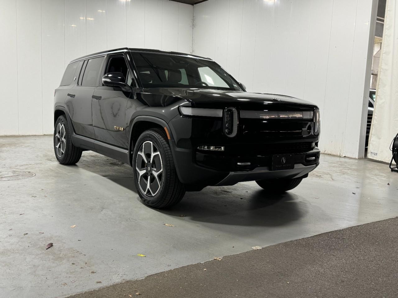 Rivian R1S Vehicle Full-screen Gallery Image 6