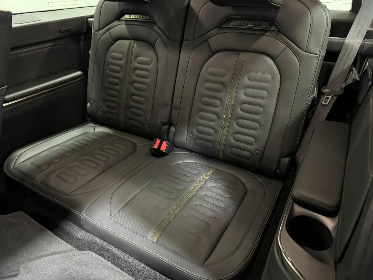 Rivian R1S Vehicle Full-screen Gallery Image 8