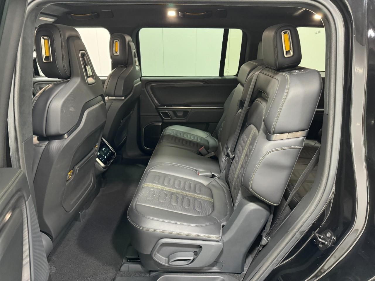 Rivian R1S Vehicle Full-screen Gallery Image 9