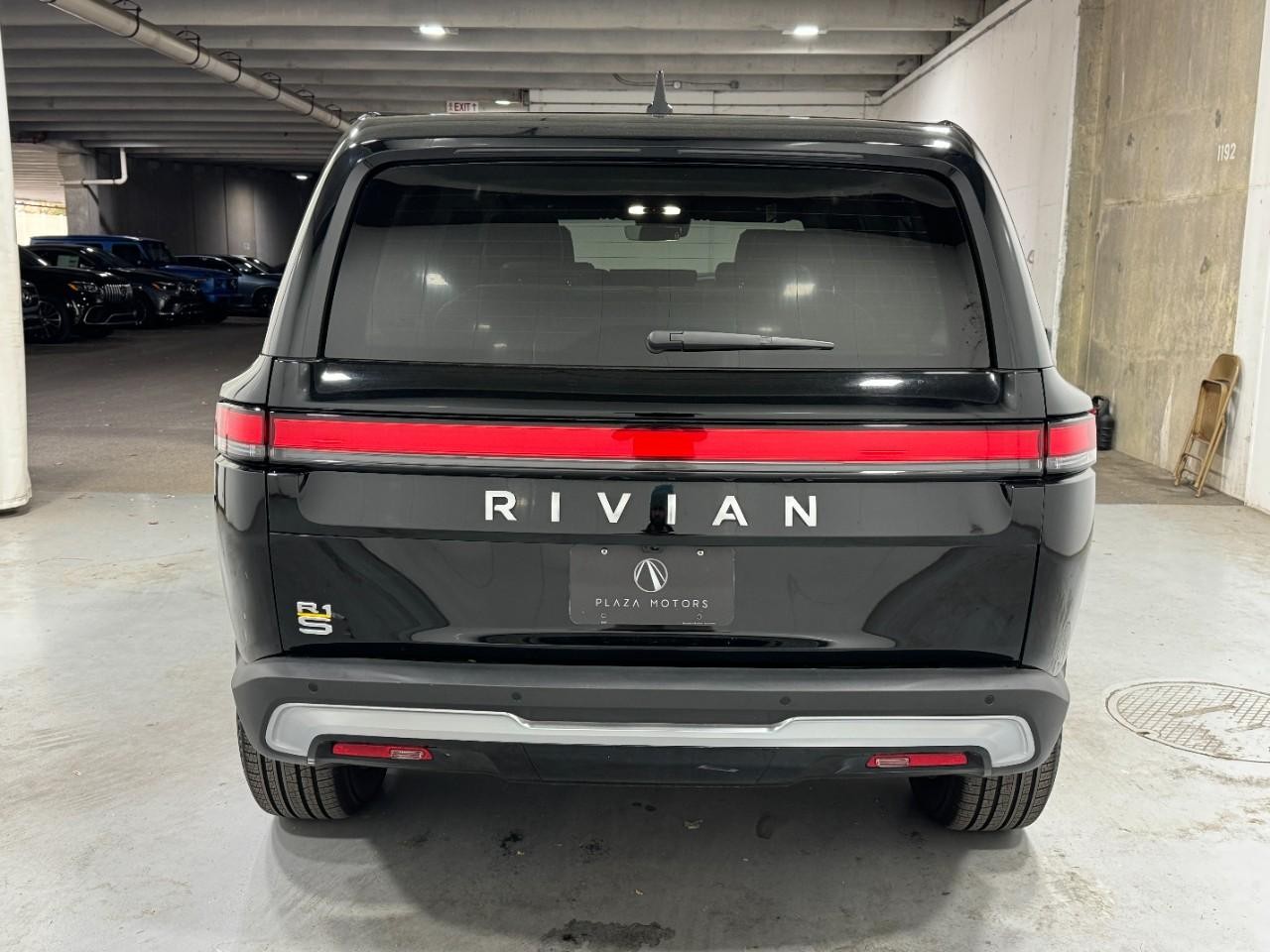 Rivian R1S Vehicle Full-screen Gallery Image 10