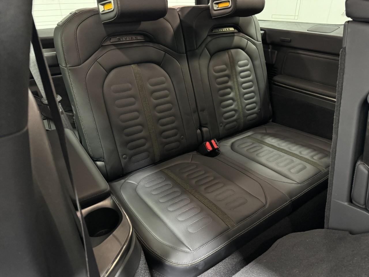 Rivian R1S Vehicle Full-screen Gallery Image 11