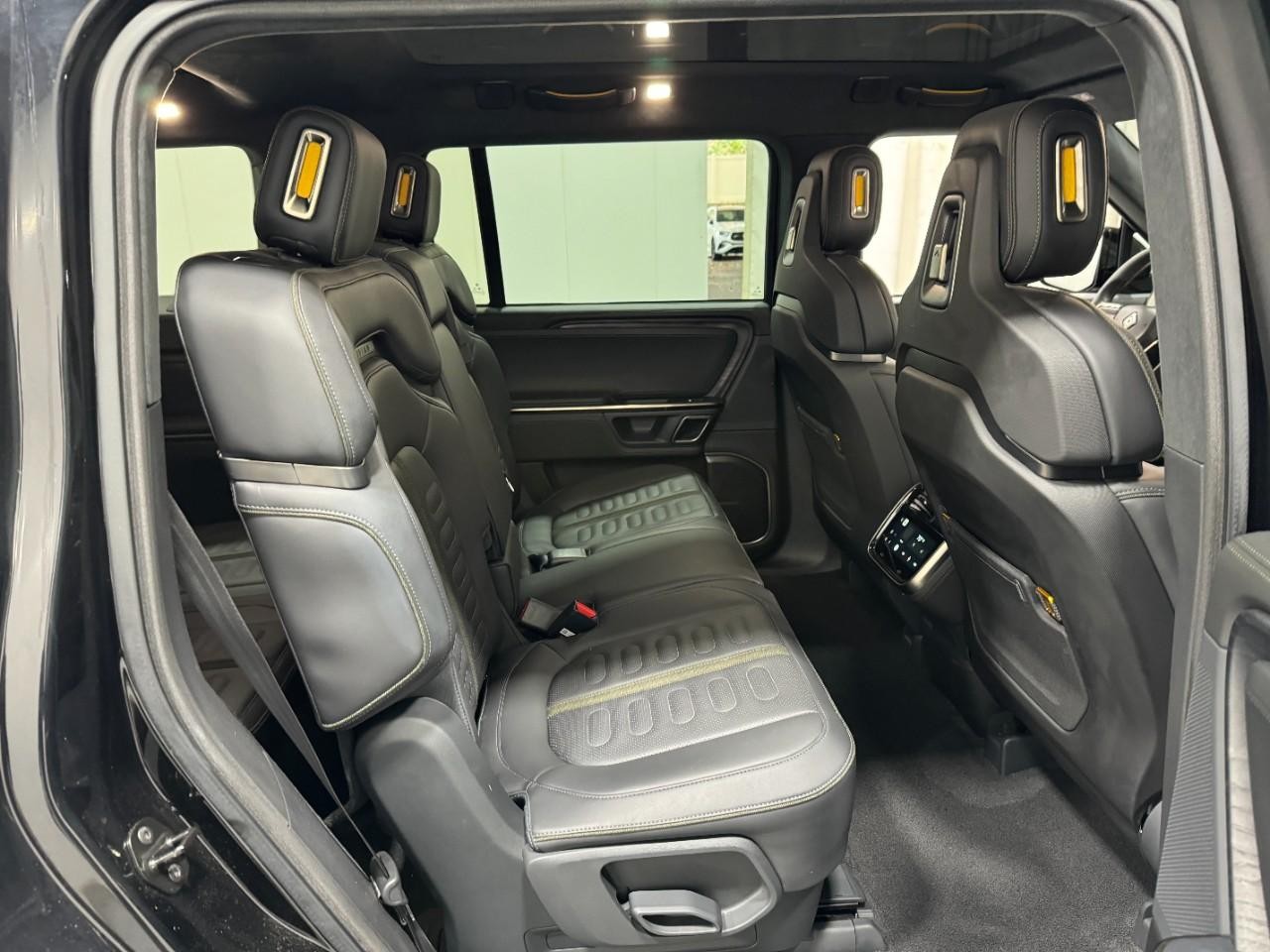 Rivian R1S Vehicle Full-screen Gallery Image 12