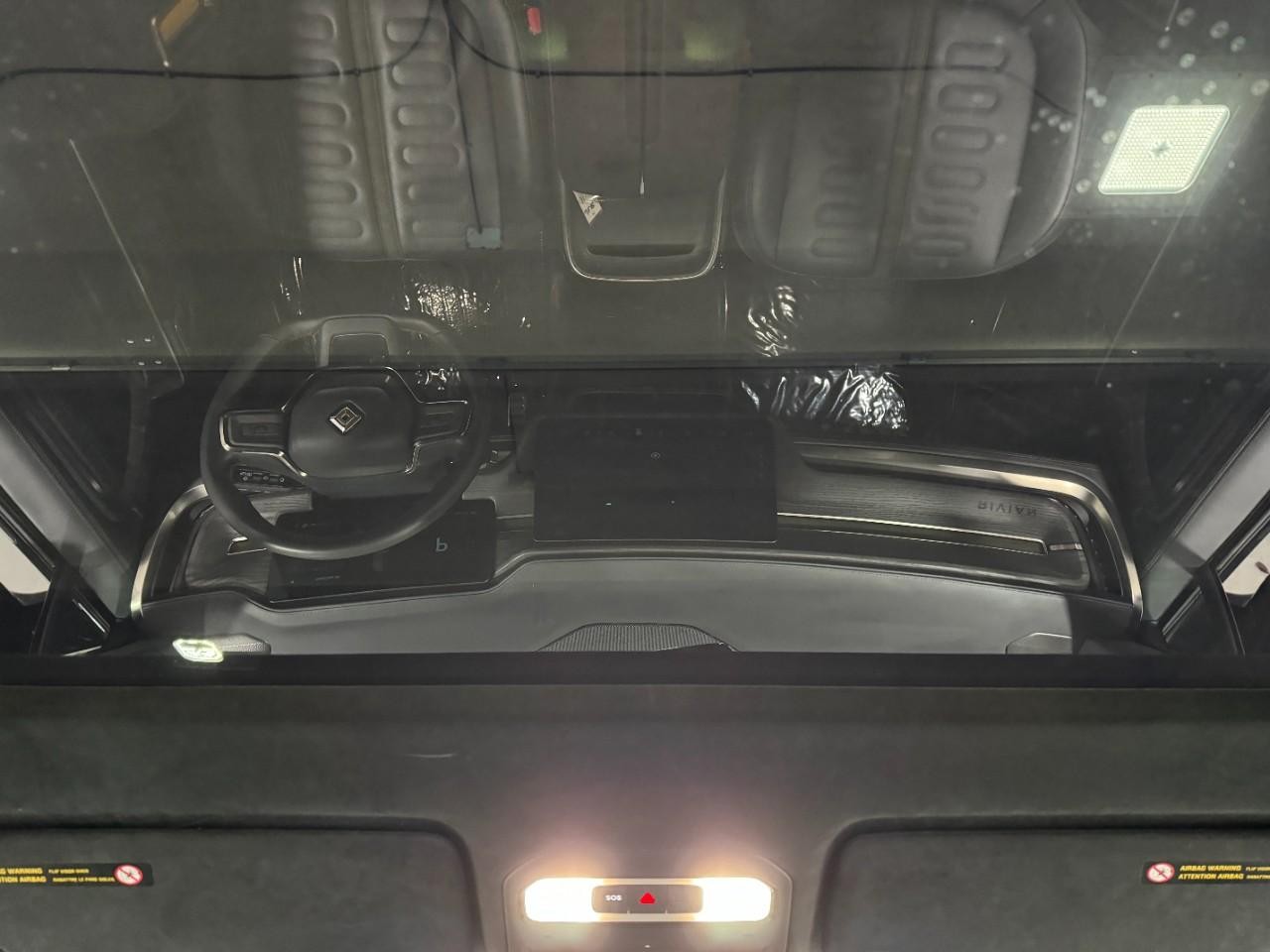 Rivian R1S Vehicle Full-screen Gallery Image 14