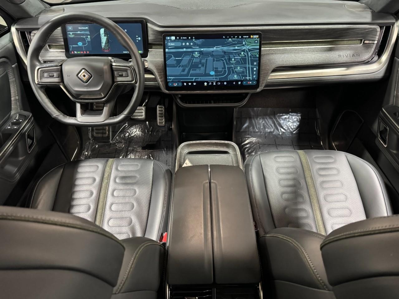 Rivian R1S Vehicle Full-screen Gallery Image 15